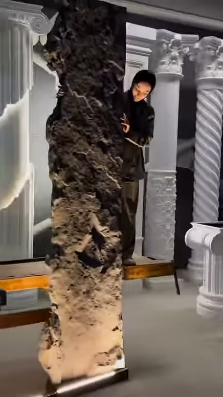 Sunucu, kabartılı kanyon panelinin üst bölümündeki girintileri gösteriyor