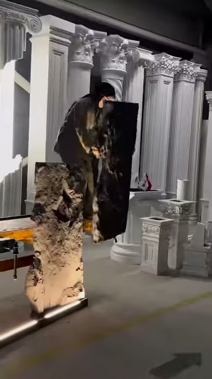 Sunucu, koyu renkli panel parçasını dikey ürünün önüne taşıyor