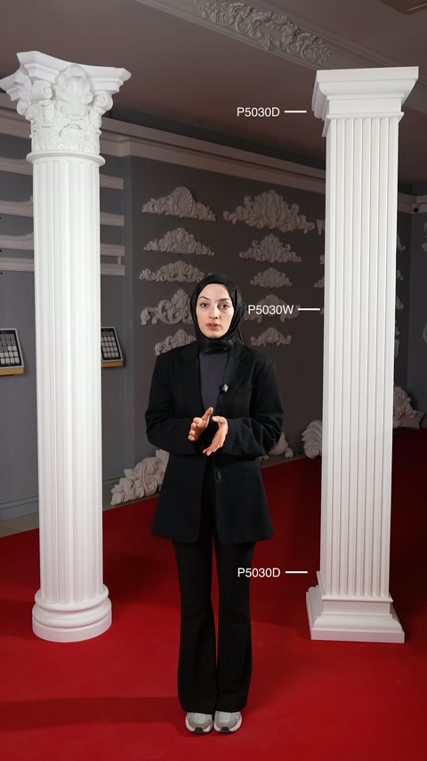 Showroomda farklı başlık ve gövde tasarımlarına sahip sütunlar sergileniyor.