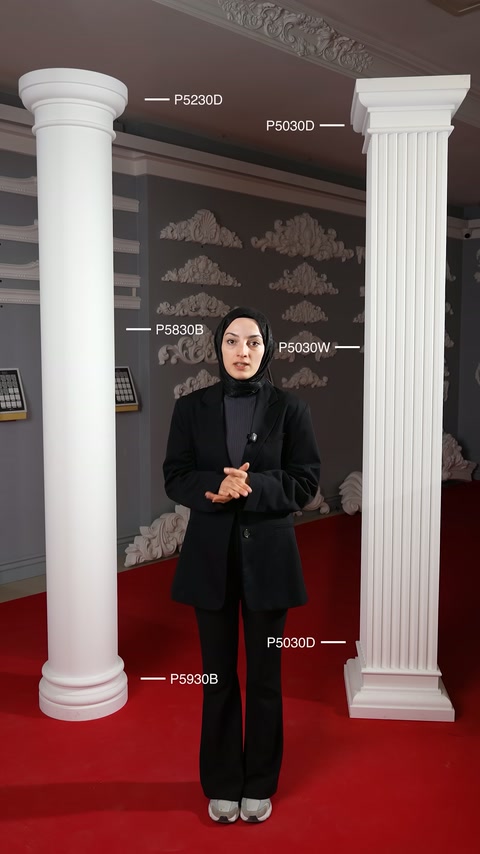 Düz yuvarlak sütun ve kare gövdeli model sunucunun yanında sergileniyor.