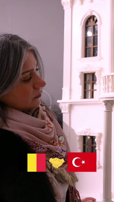 Cephe maketi üzerindeki pencere, balkon ve sütun düzeni inceleniyor.