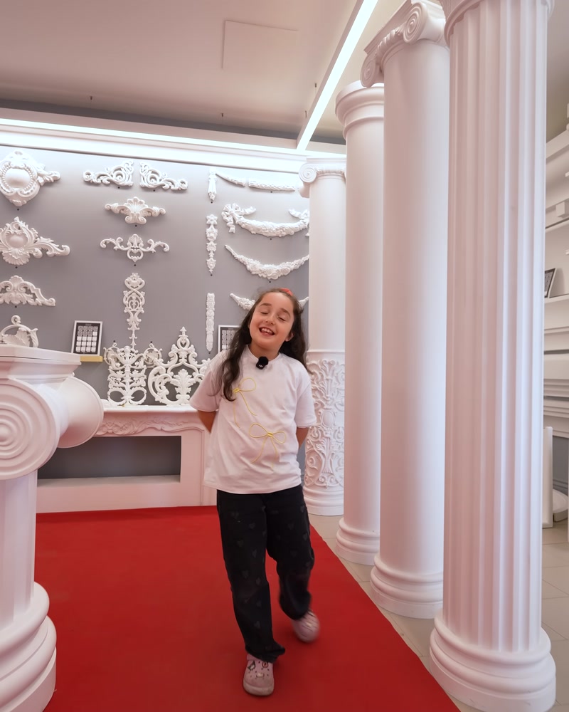 Tour della Showroom con la Piccola Architetta Amine Sara presso Polure