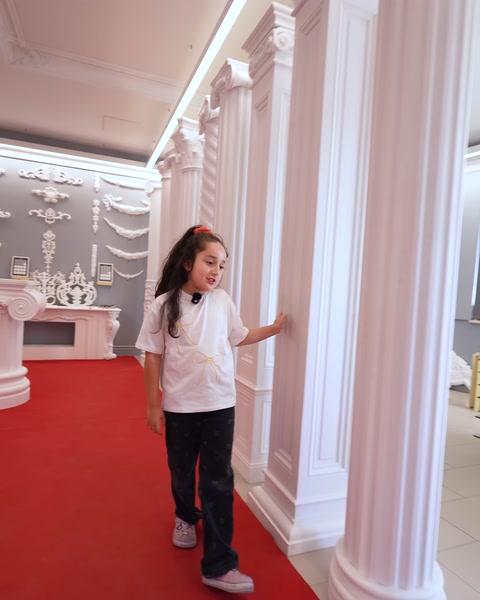 Cammino tra colonne in poliuretano con dettagli colonne in primo piano