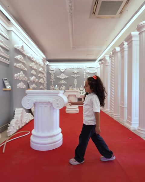 Esposizione di prodotti colonne e cornici su tavolo