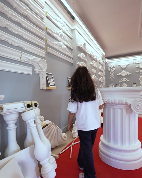Prodotti consolle e decorativi su parete con elementi colonne