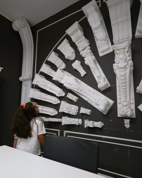 Capitale di colonna e dettagli cornice in vista esposizione ravvicinata
