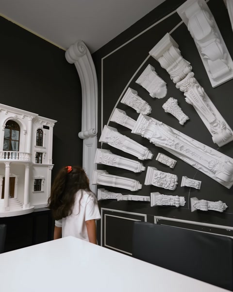 Modello miniatura di villa con facciata con colonne in esposizione