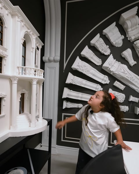 Dettagli decorazione balcone e finestra su modello miniatura villa