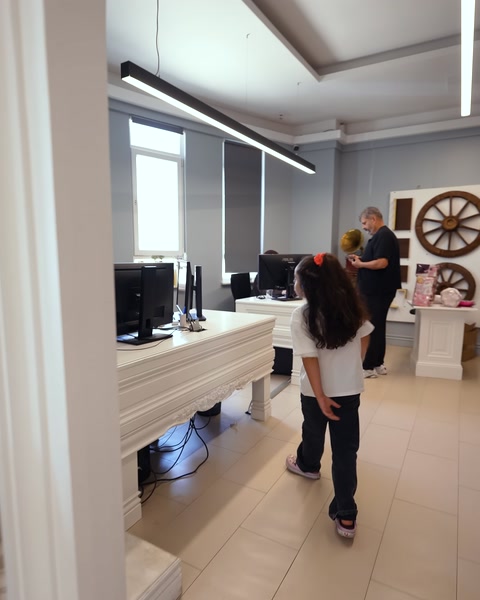 Scrivanie computer e oggetto decorativo ruota in area ufficio