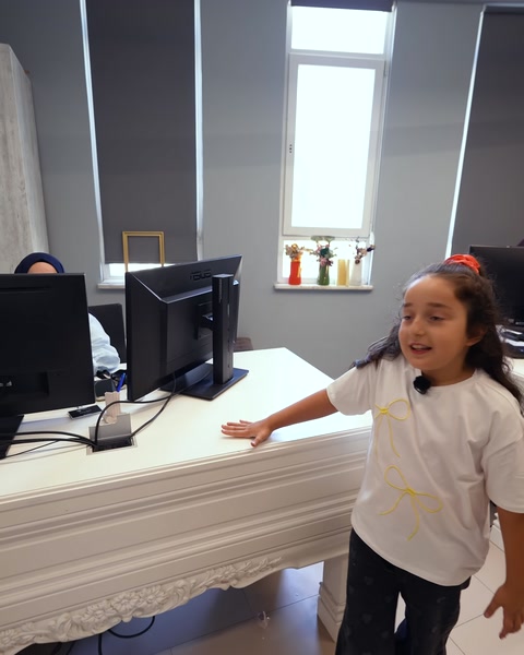 Scrivania ufficio con computer e oggetto decorativo in primo piano