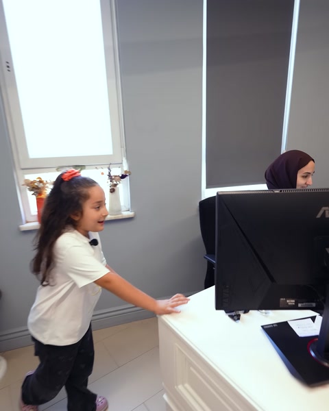 Area di lavoro con computer su vista scrivania ufficio