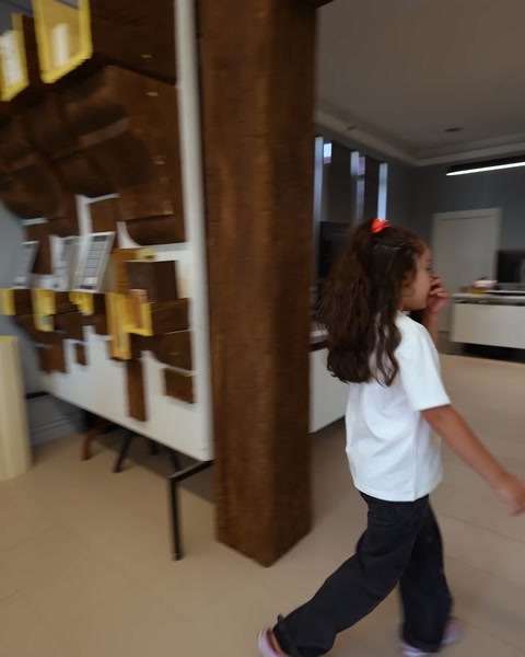 Esposizione campioni colonna e pannello con motivo legno