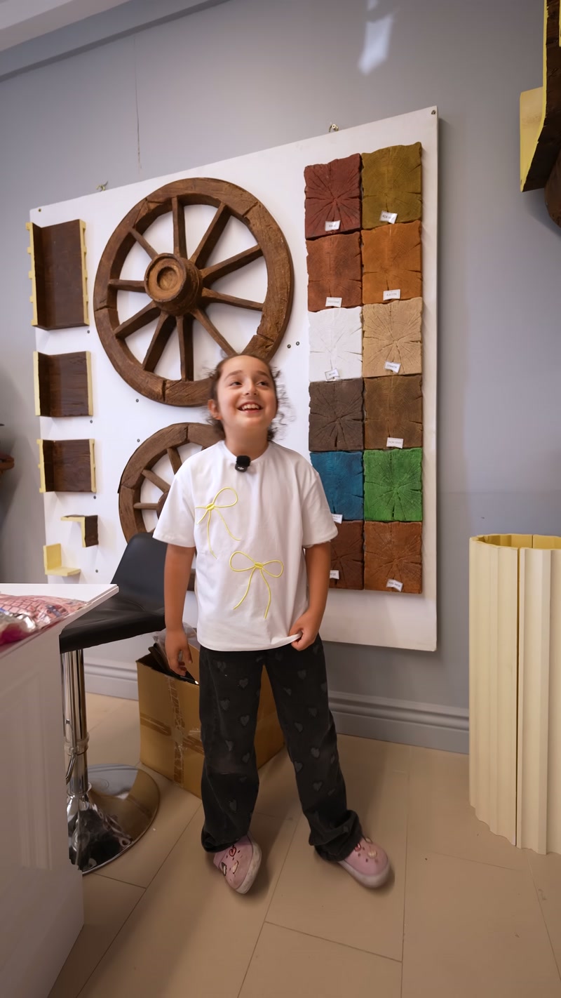 Il tour dello showroom Polure con la piccola architetta Amine Sara