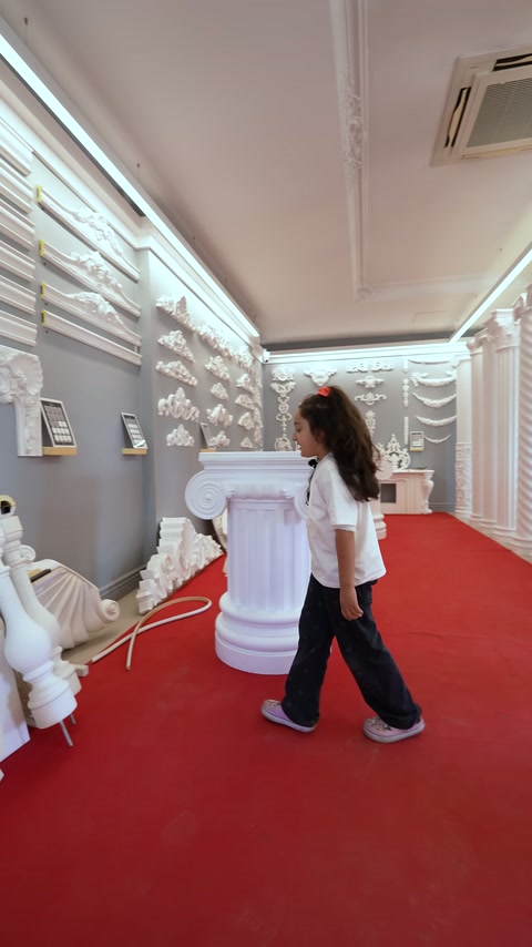 Nel corridoio della showroom sono esibiti corpi colonna e dettagli capitelli.