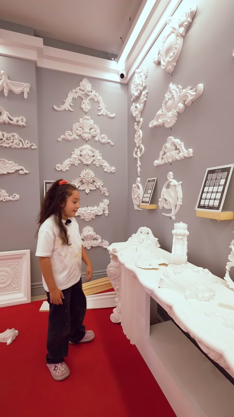 È presentata l'esposizione di ornamenti murali con motivi floreali e tavolo intagliato.