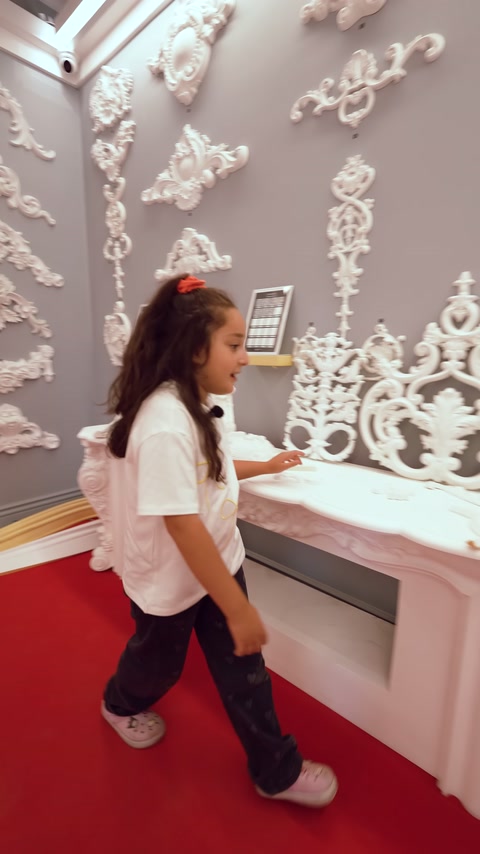 I motivi ondulati sul tavolo decorativo sono esaminati nella sezione showroom.
