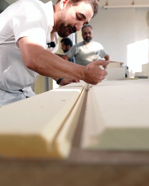 Finishing the joint surface of an arch module by hand