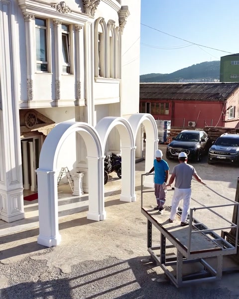 Row of arches and columns assembled on the entrance axis
