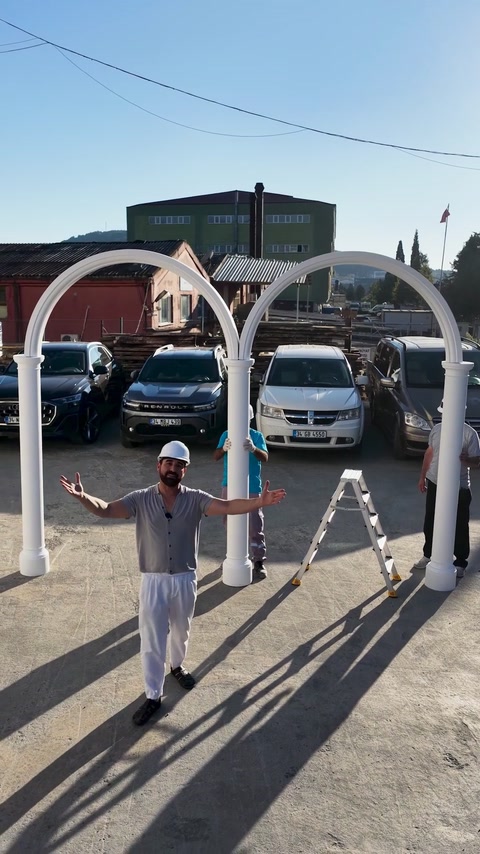 Tecnico che presenta i moduli d'arco bianchi assemblati nel cortile esterno