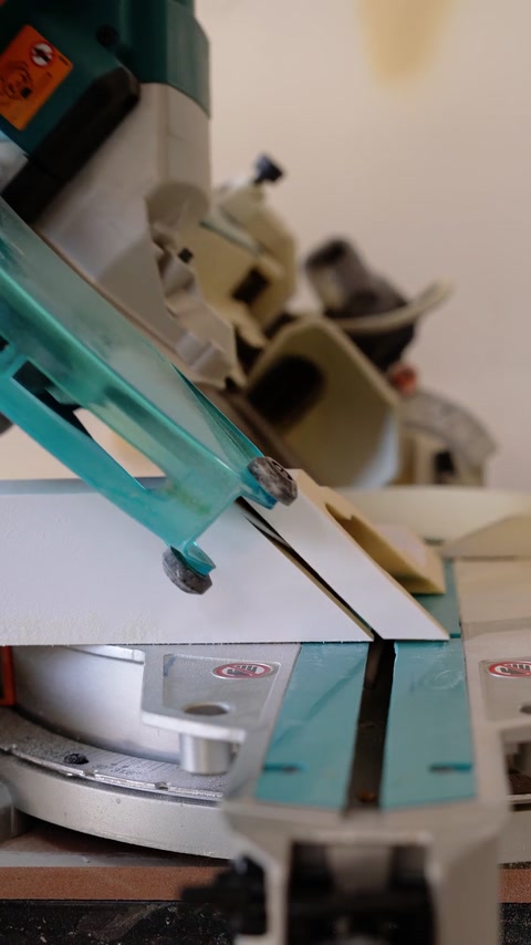 Macchina del laboratorio che taglia un profilo in poliuretano dandogli forma
