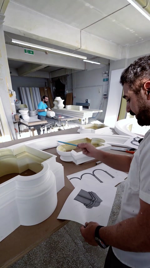 Parti di arco e colonna in poliuretano disposte per il controllo in laboratorio