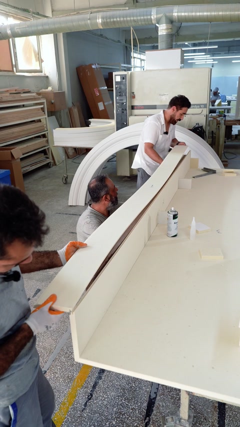 Lungo modulo d'arco in preparazione lungo il banco del laboratorio