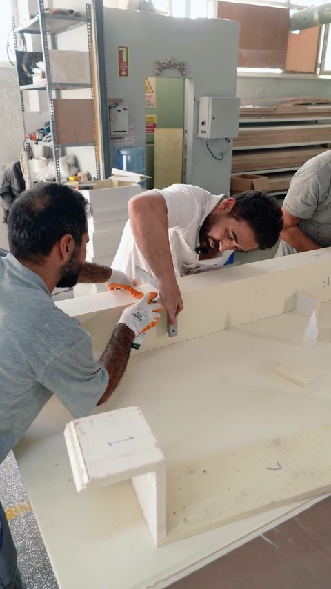 Montaggio di un blocco decorativo sull'elemento d'arco durante la preparazione