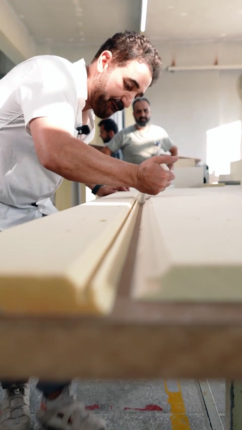 Rifinitura a mano della superficie di giunzione di un modulo d'arco