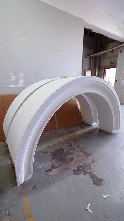 Forma d'arco in poliuretano di ampia campata appoggiata alla parete del laboratorio