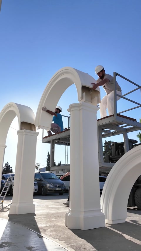 Posa del modulo di coronamento dell'arco tra due capitelli di colonna all'esterno