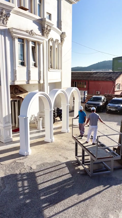 Fila di archi e colonne assemblati sull'asse dell'ingresso