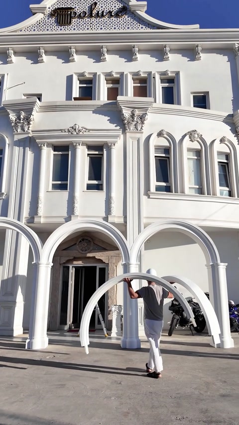 Facciata finita con colonne, capitelli e dettagli di cornice