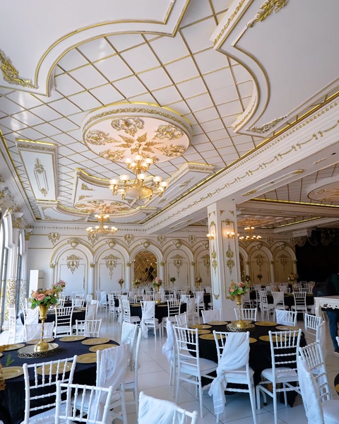 Sala banchetti con soffitto a cassettoni dorato e lampadari in cristallo