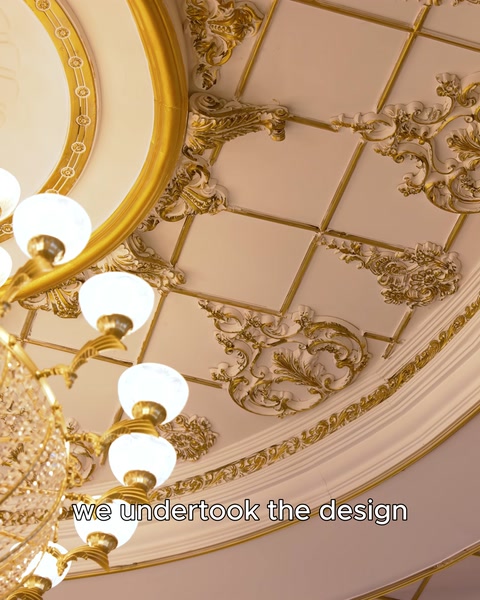 Lampadario in primo piano montato su pannello di soffitto a cassettoni ornato
