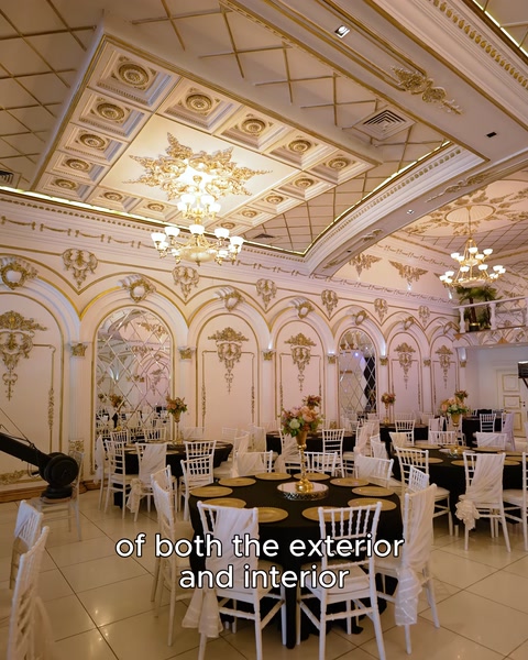 Soffitto a cupola con cornice dorata radiale e medaglioni a rosetta