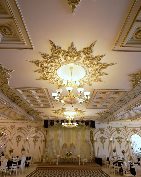 Area del palco matrimoniale con sfondo drappeggiato e soffitto ornato