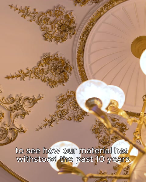 Sezione di soffitto a cupola con luce sospesa e finiture dorate