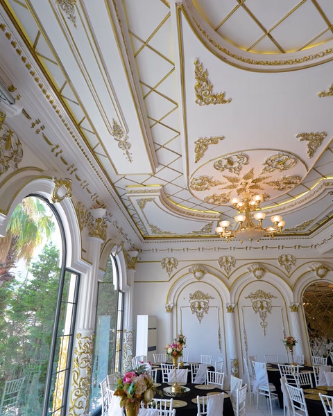 Angolo della sala con finestre, colonne e soffitto a cassettoni