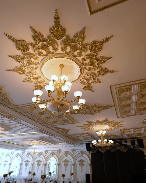 Ampia vista del soffitto con grande medaglione dorato e lampadario