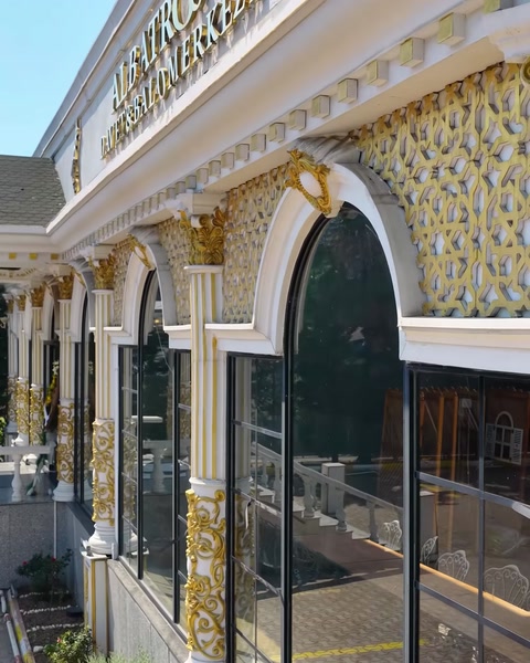 Facciata dell'edificio con finestre ad arco in vetro e colonne decorative
