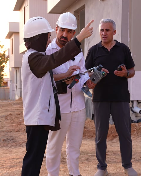 Il team valuta insieme i dati dello scanner in situ