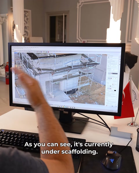 Modello 3D dell'edificio con supporto in impalcatura mostrato sullo schermo del computer