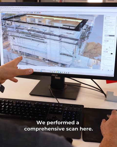 Modello edificio risultato scansione completa esaminato sullo schermo