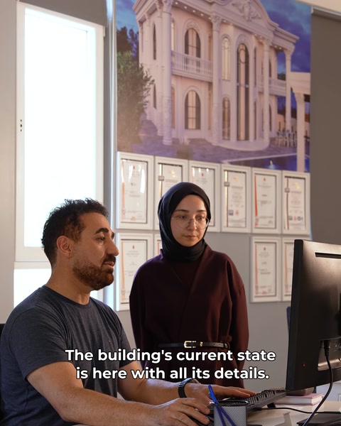 Cliente e stato attuale dell'edificio esaminati sullo schermo in ufficio