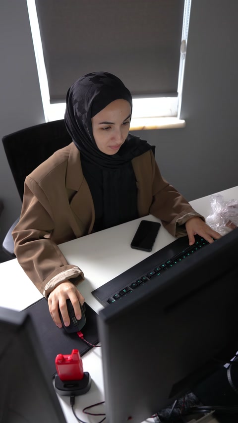 Il progettista modifica al computer il modello della facciata della villa