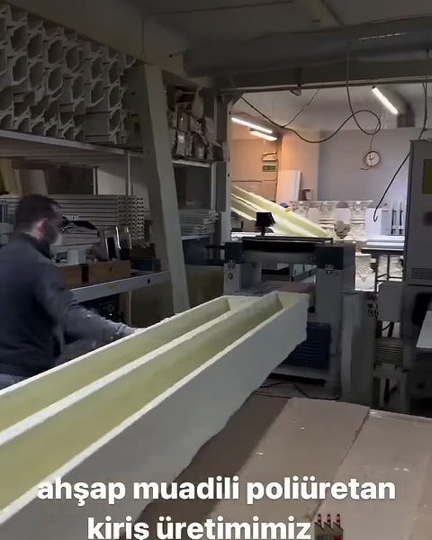 Profili di travi cavi disposti affiancati nel laboratorio