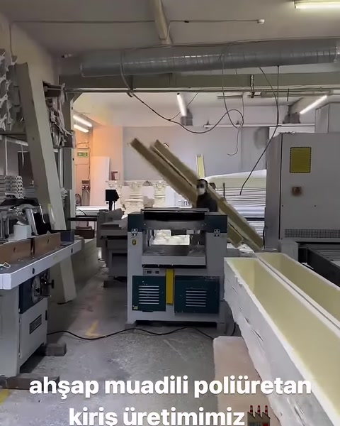 Lunghi corpi di travi in poliuretano sono allineati verso la linea di produzione