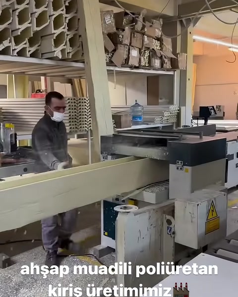 Un operatore prepara il profilo della trave per la lavorazione sul banco