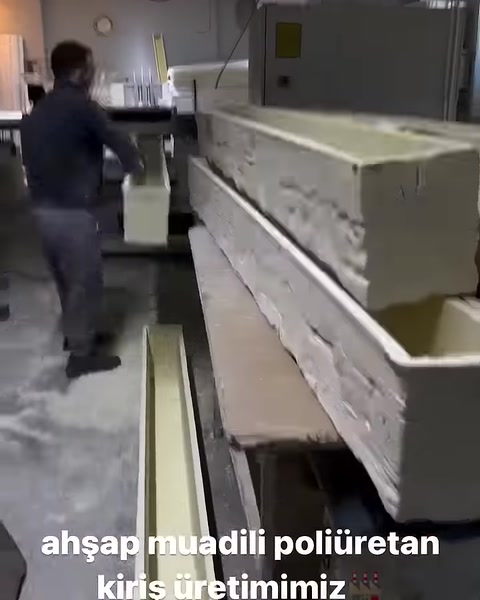 Il bordo ruvido con motivo legno della trave lavorata risalta in primo piano