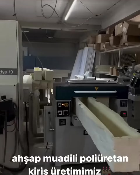 Una trave in poliuretano con sezione a canale avanza verso la macchina di produzione